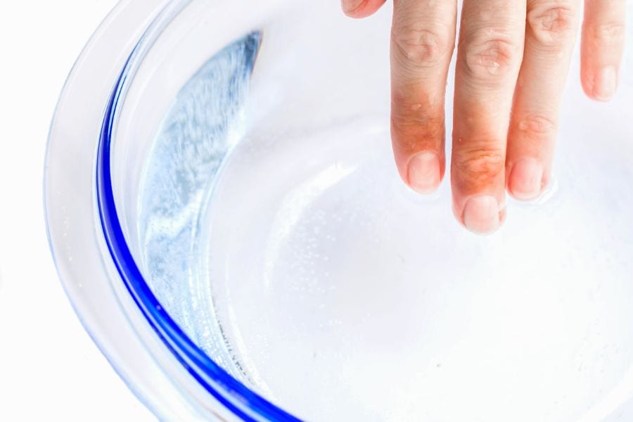 Sumergir los dedos en un tazón de agua