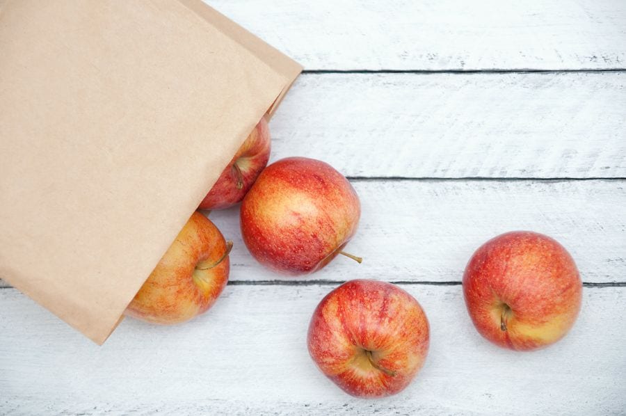Manzanas en bolsa de papel