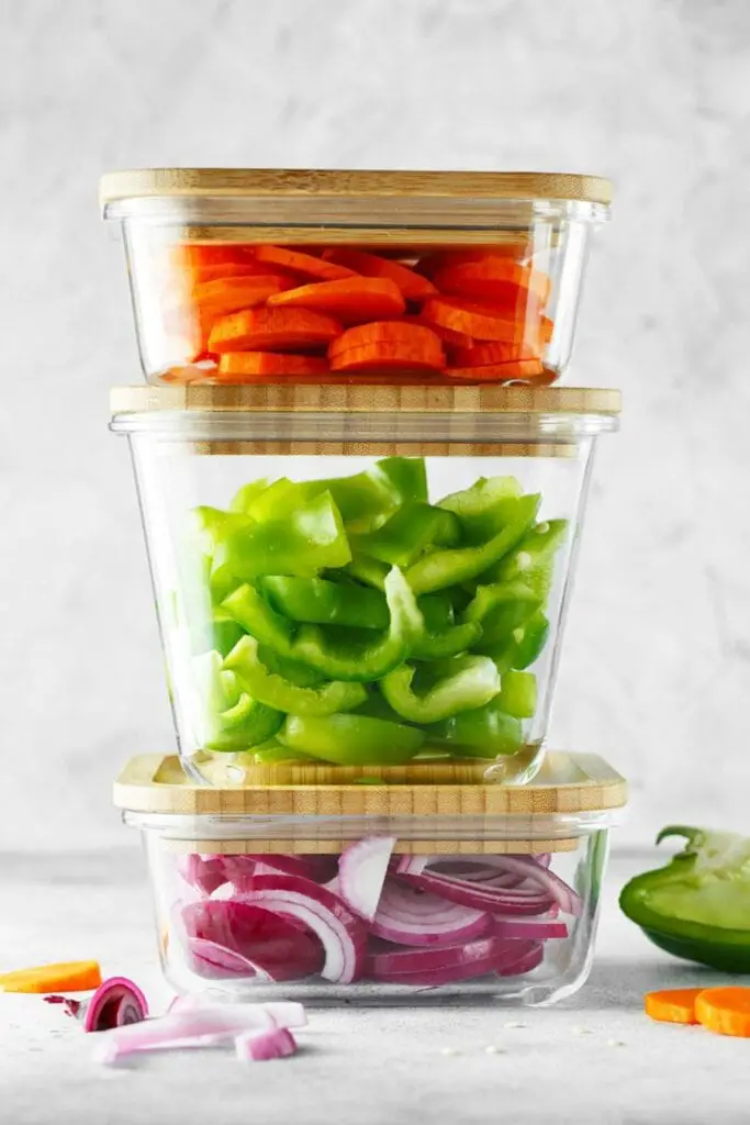 Recipientes de almacenamiento de vidrio con verduras cortadas