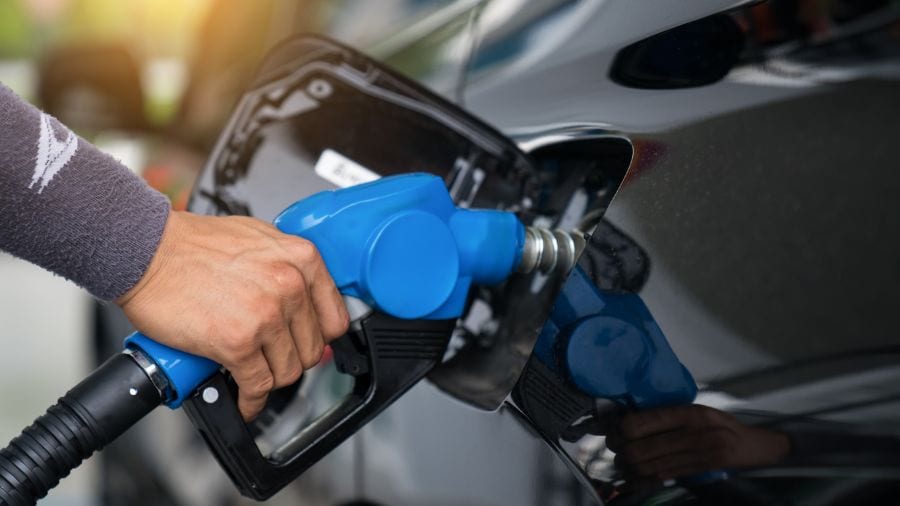 Llenado del tanque de gasolina del coche