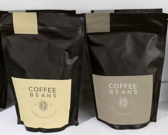Dos bolsas de granos de café