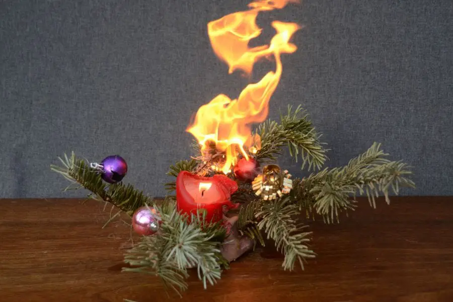 Velas y adornos navideños en llamas