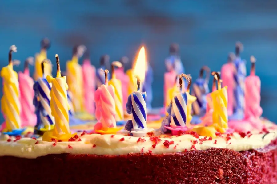 Velas apagadas y derretidas en el pastel de cumpleaños