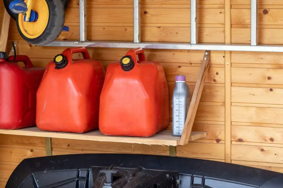 Latas de gas en la esquina del garaje