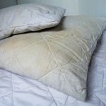 ¿Por qué huele mi almohada?  (4 causas a considerar)