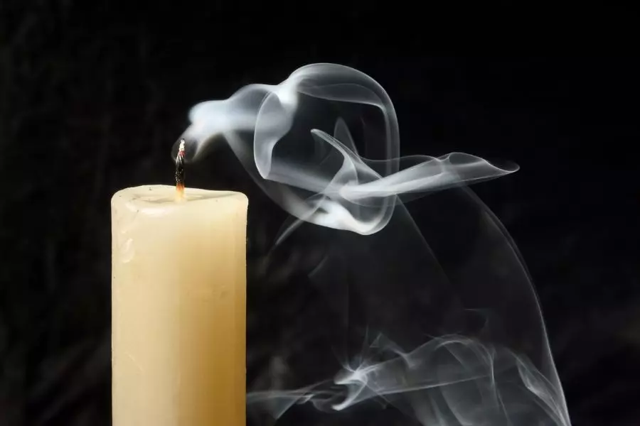 4 Effective Ways to Put Out a Candle Without Smoke