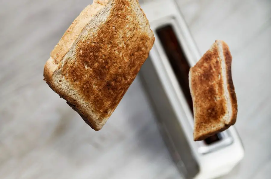 ¿Tostar pan realmente mata el moho?