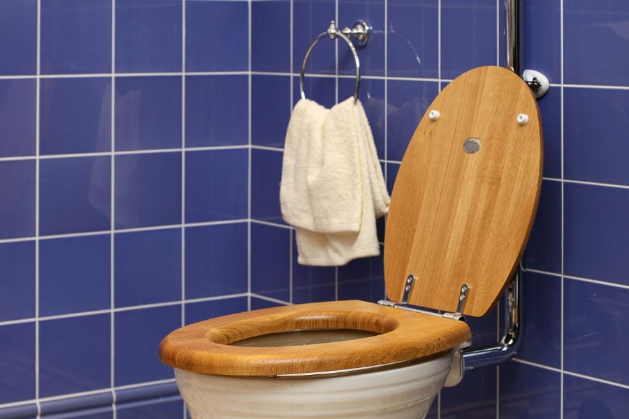 Toilet Seats: Wood vs Plastic (5 Factors You Should Consider)