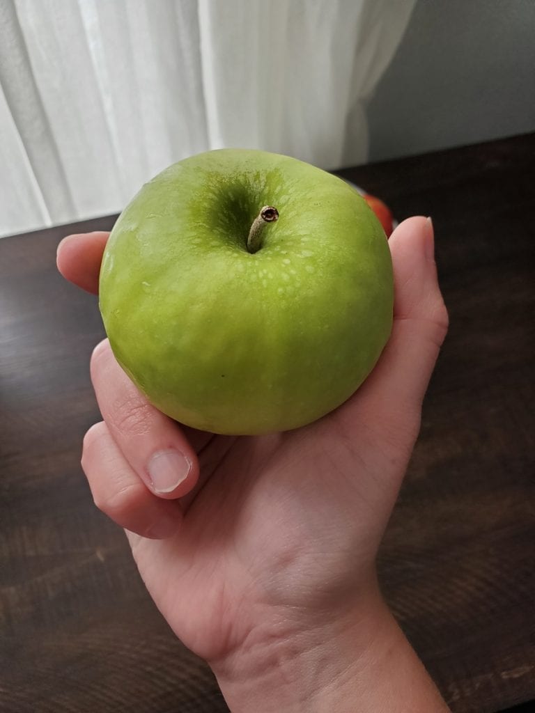 Manzana en mano